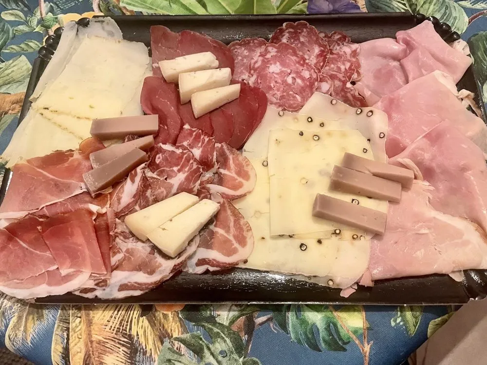 Plateau de charcuteries et de fromages italiens sur une table en bois