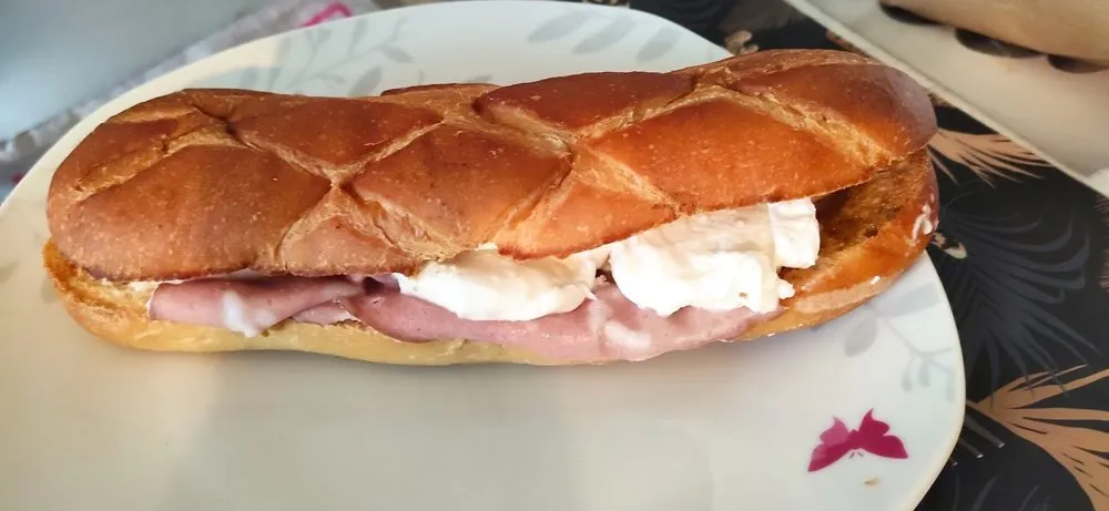Panino au jambon et à la burrata sur une assiette