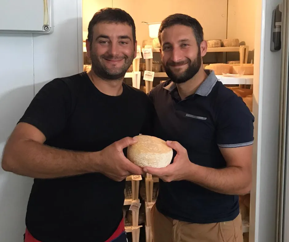 Pasquale et un collègue présentent un fromage