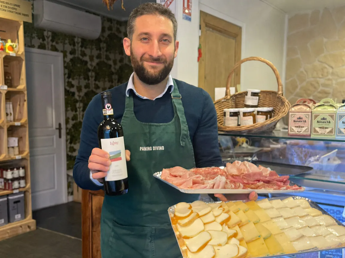 Pasquale derrière son comptoir de charcuterie et de fromages
